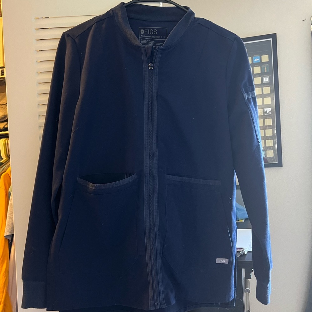 FIGS Women’s bellery scrub jacket